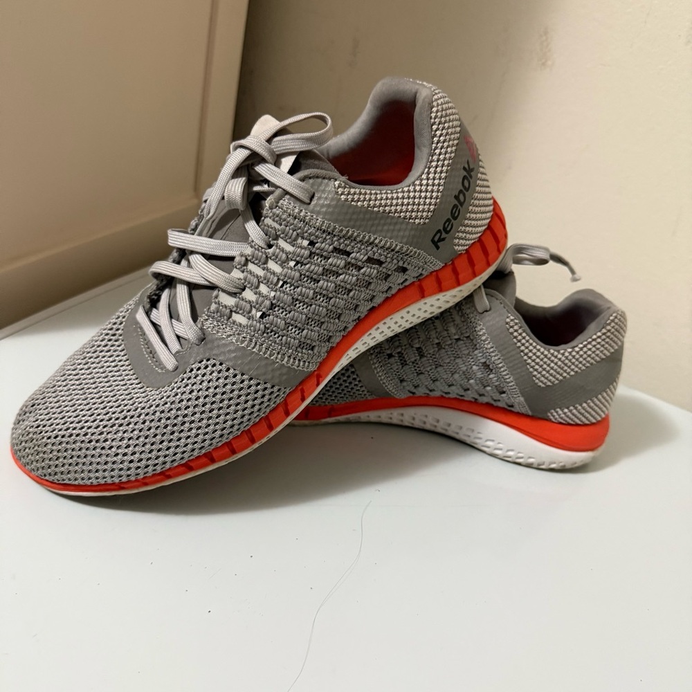 Reebok Womens size 9.5 Gray/ orange running snekers